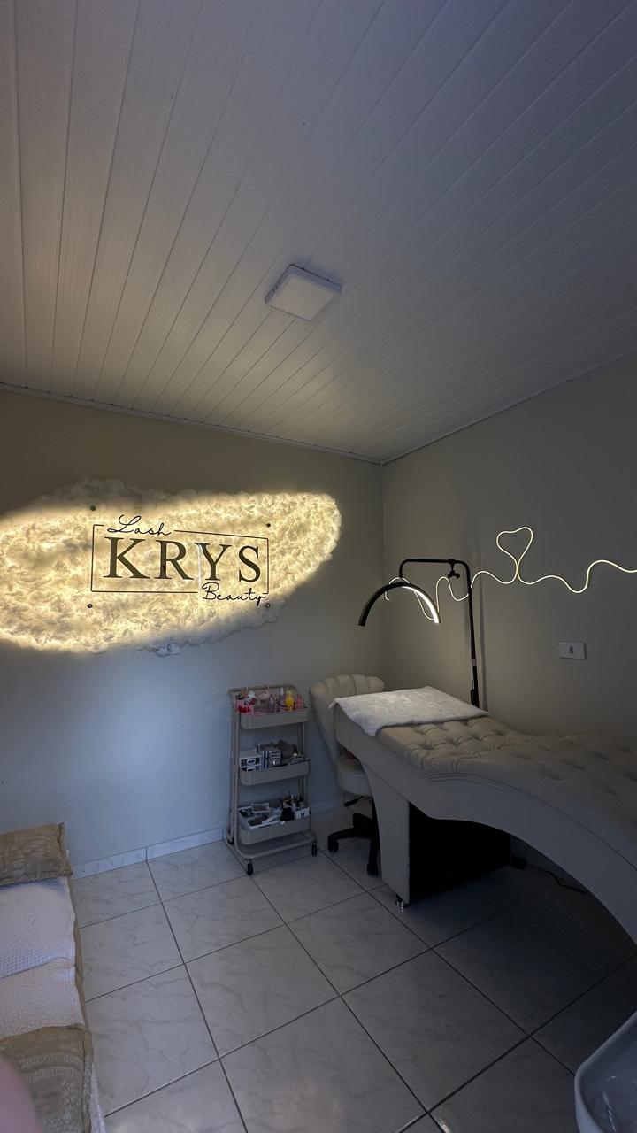 Studio Lash Krys Beauty — ambiente com letreiro neon