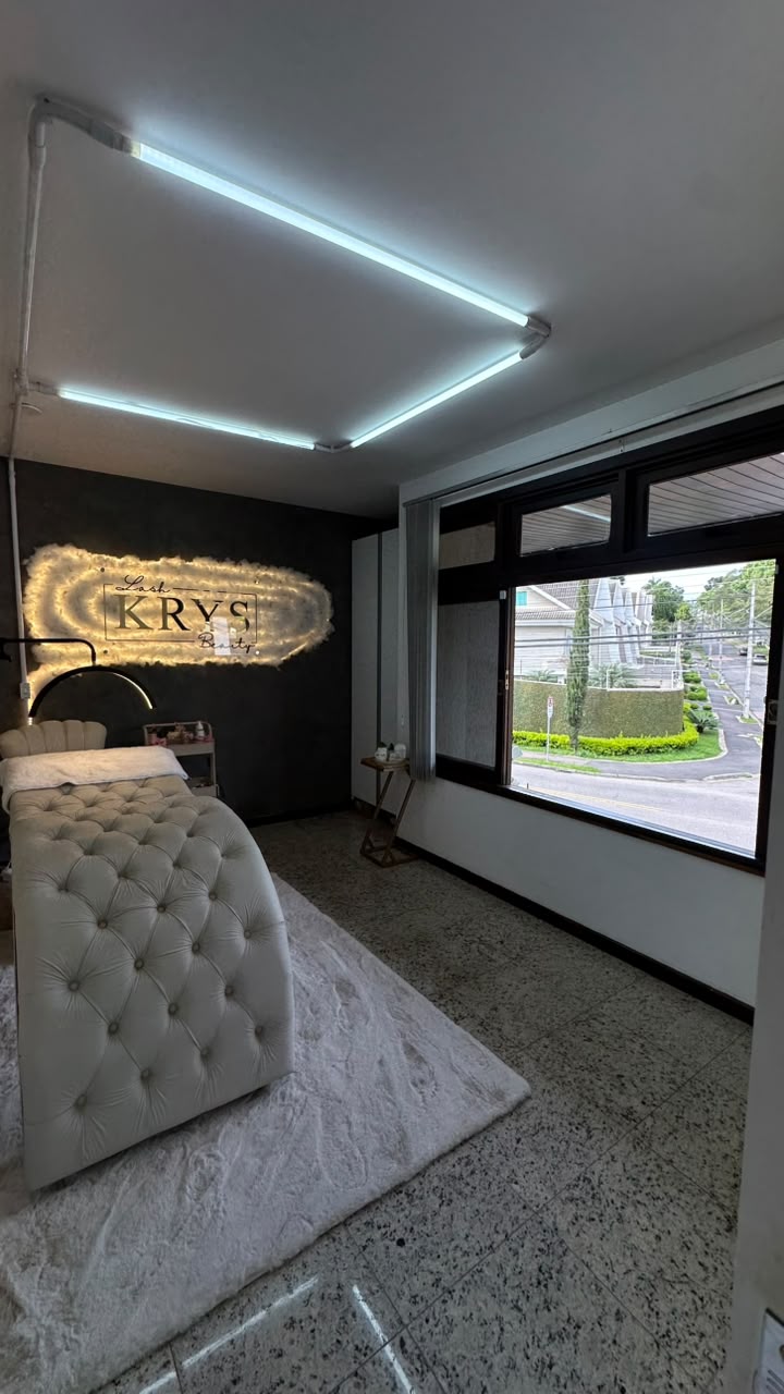Studio Lash Krys Beauty — sala de atendimento com letreiro iluminado